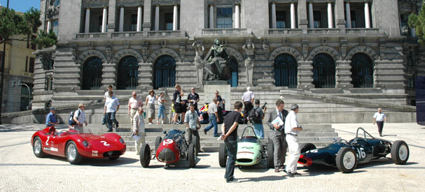 Automóveis históricos em frente à Câmara