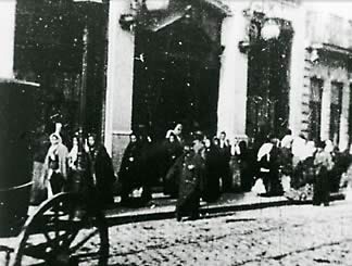 A saída das operárias da fábrica Confiança