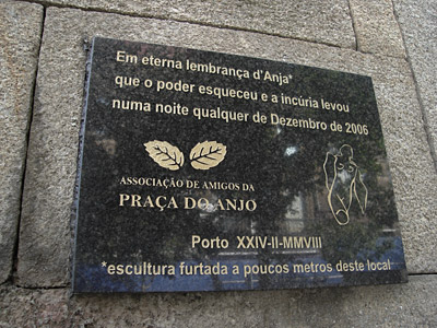 Placa alusiva à escultura de José Rodrigues