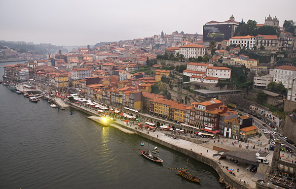 Centro Histórico do Porto em preparação para o S. João, há dias