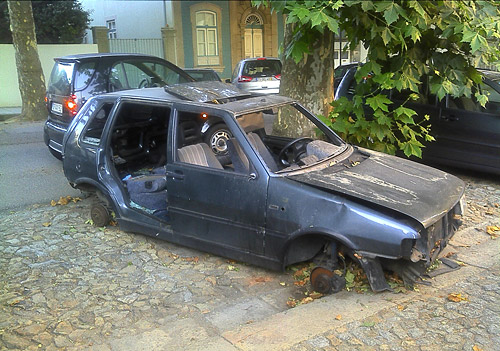 Automóvel abandonado em Nevogilde